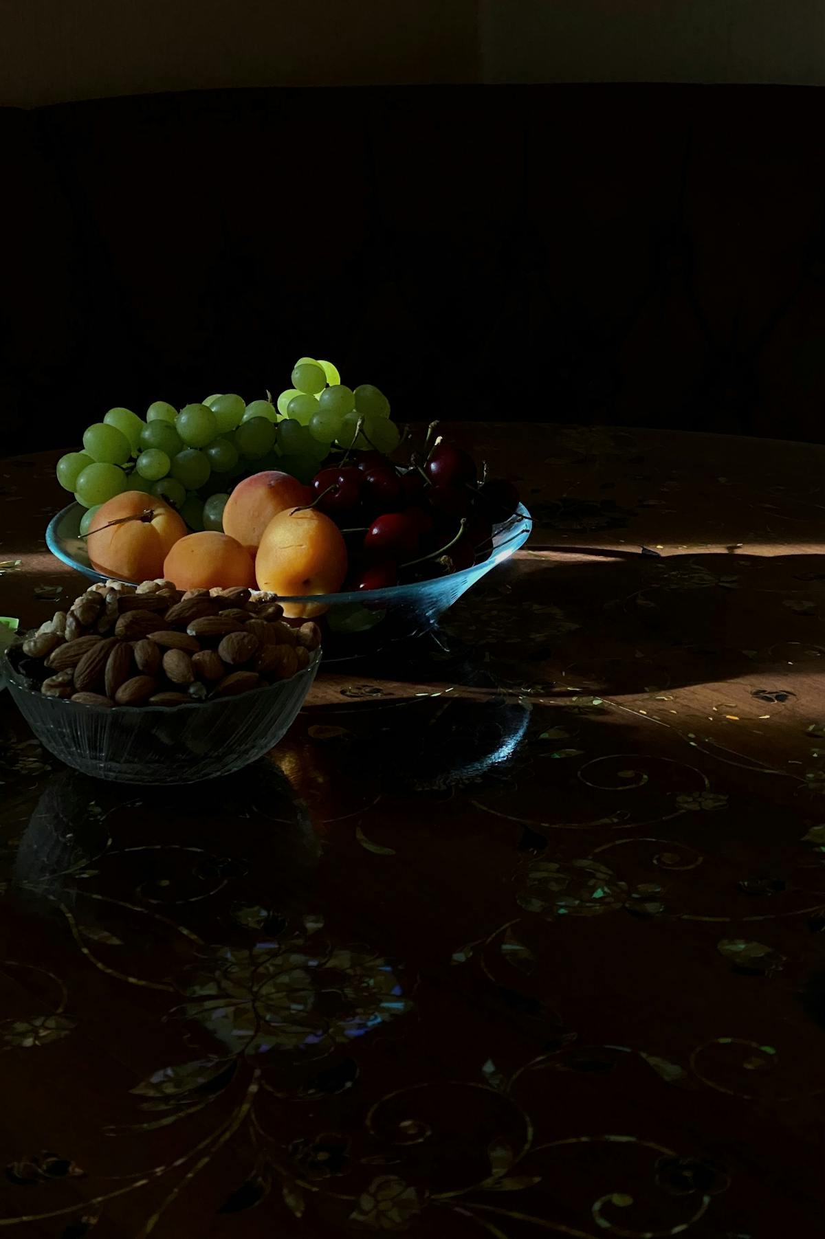 Tigelas com frutas frescas e amêndoas sobre a mesa