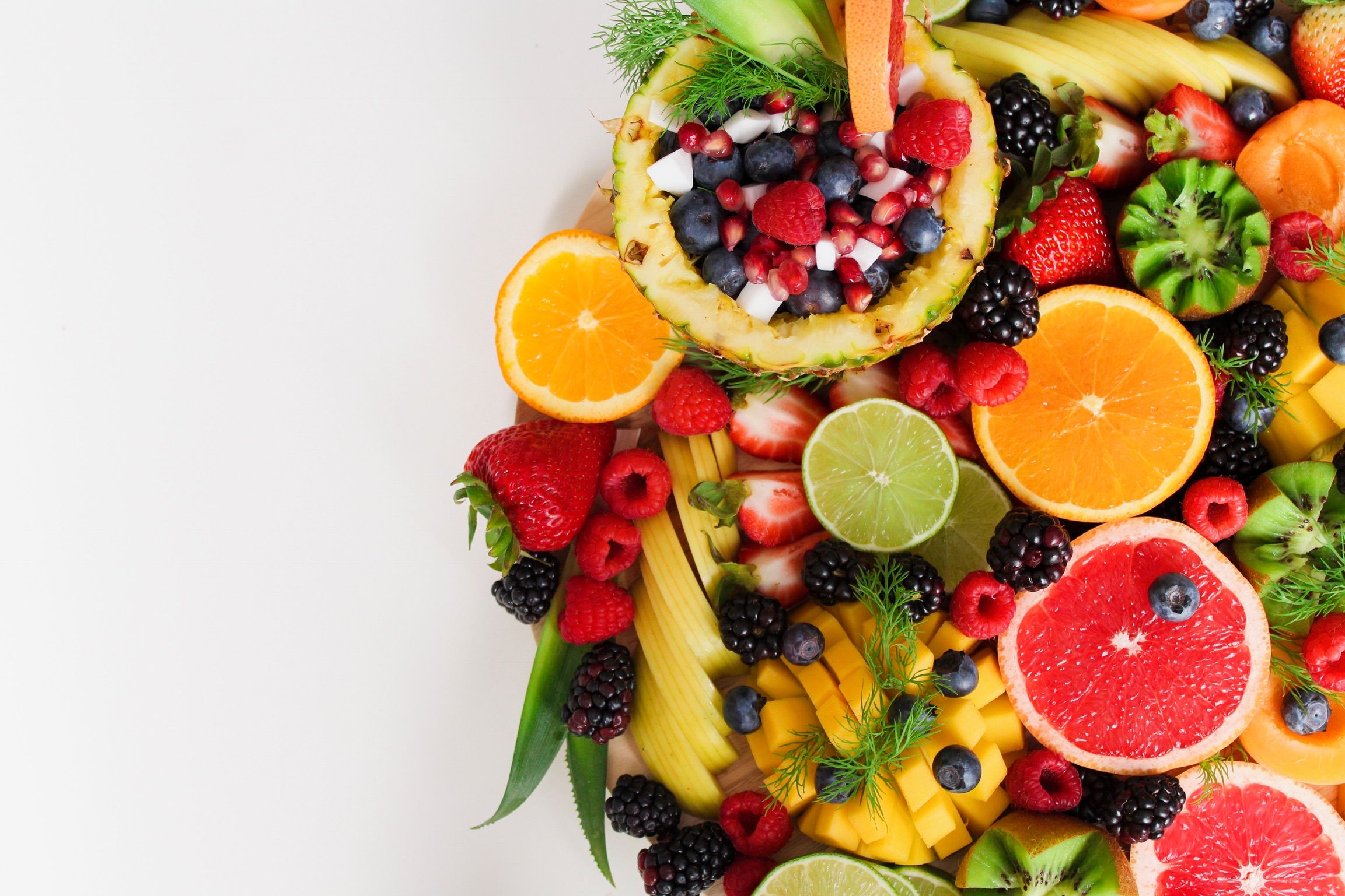 Variedade de frutas frescas fatiadas, fontes de fibras