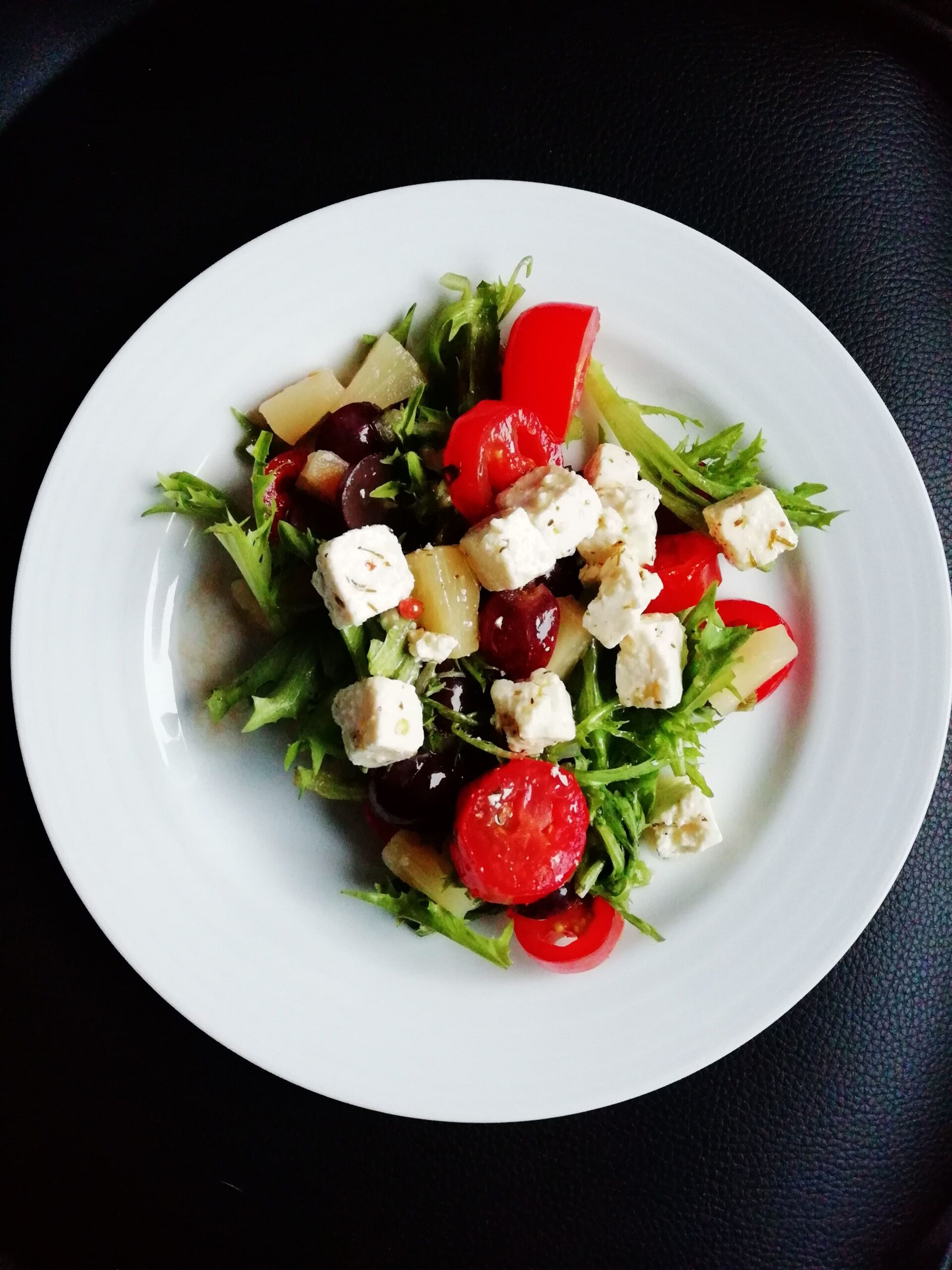 Prato de salada de vegetais, uma refeição leve para a noite