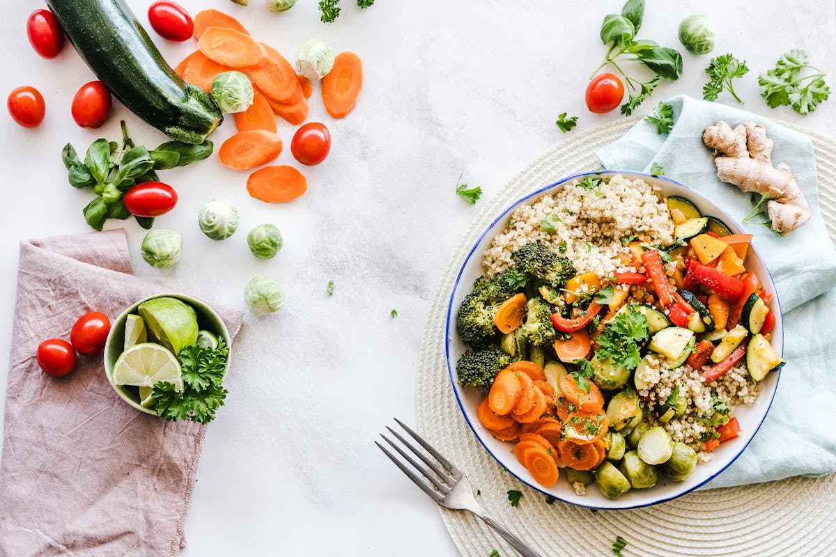 Prato saudável e equilibrado com vegetais coloridos, grãos integrais e proteína