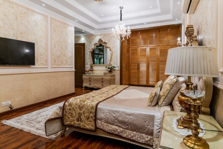Cama em quarto aconchegante e bem decorado, ideal para uma rotina noturna relaxante