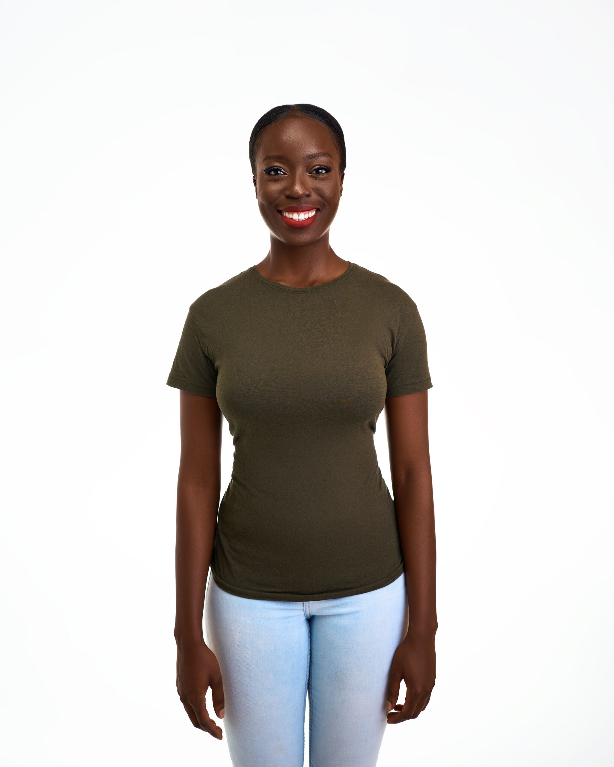 Mulher sorrindo de forma confiante e tranquila