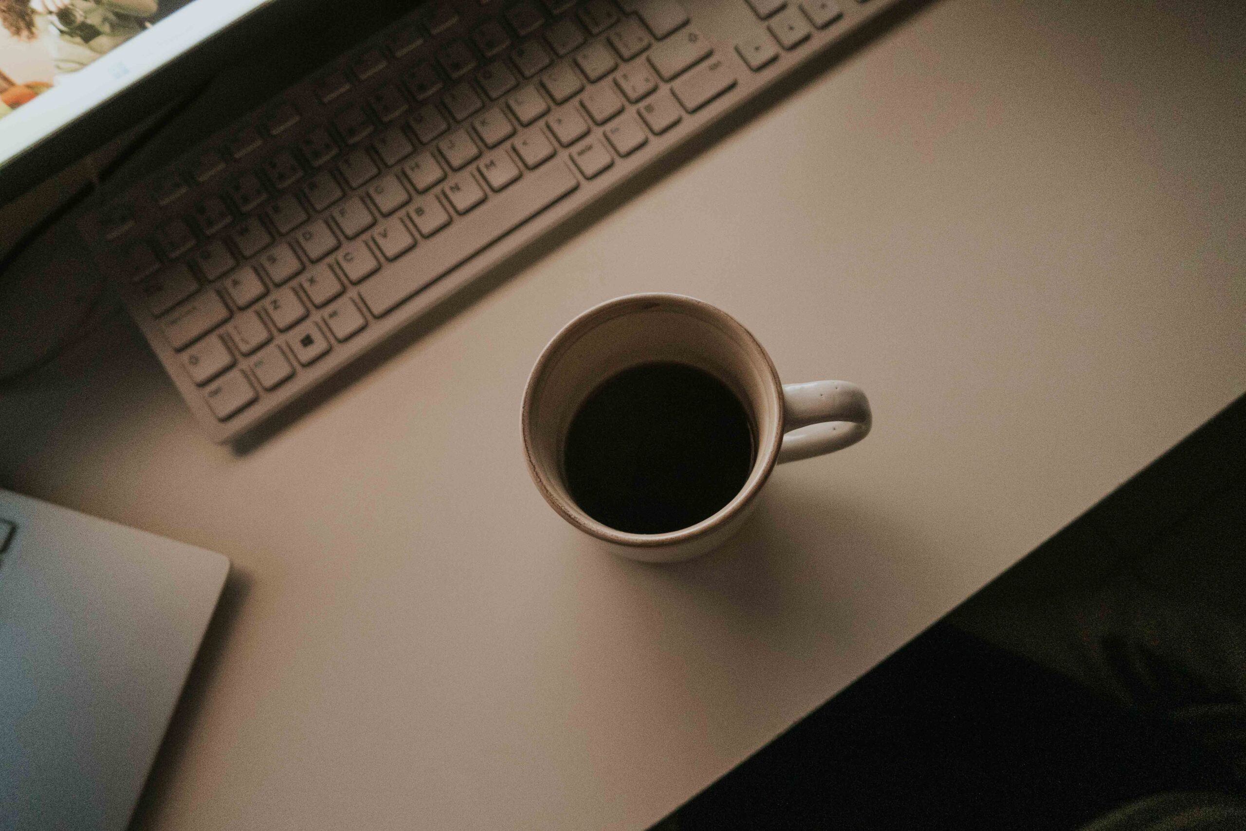 Mesa de trabalho organizada com uma xícara de café