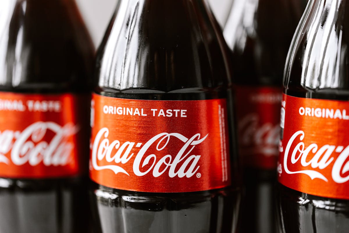 Várias garrafas de refrigerante, exemplo de bebida ultraprocessada e açucarada