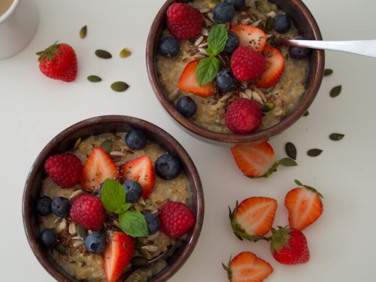 Tigela de aveia com frutas vermelhas, alimento rico em fibras
