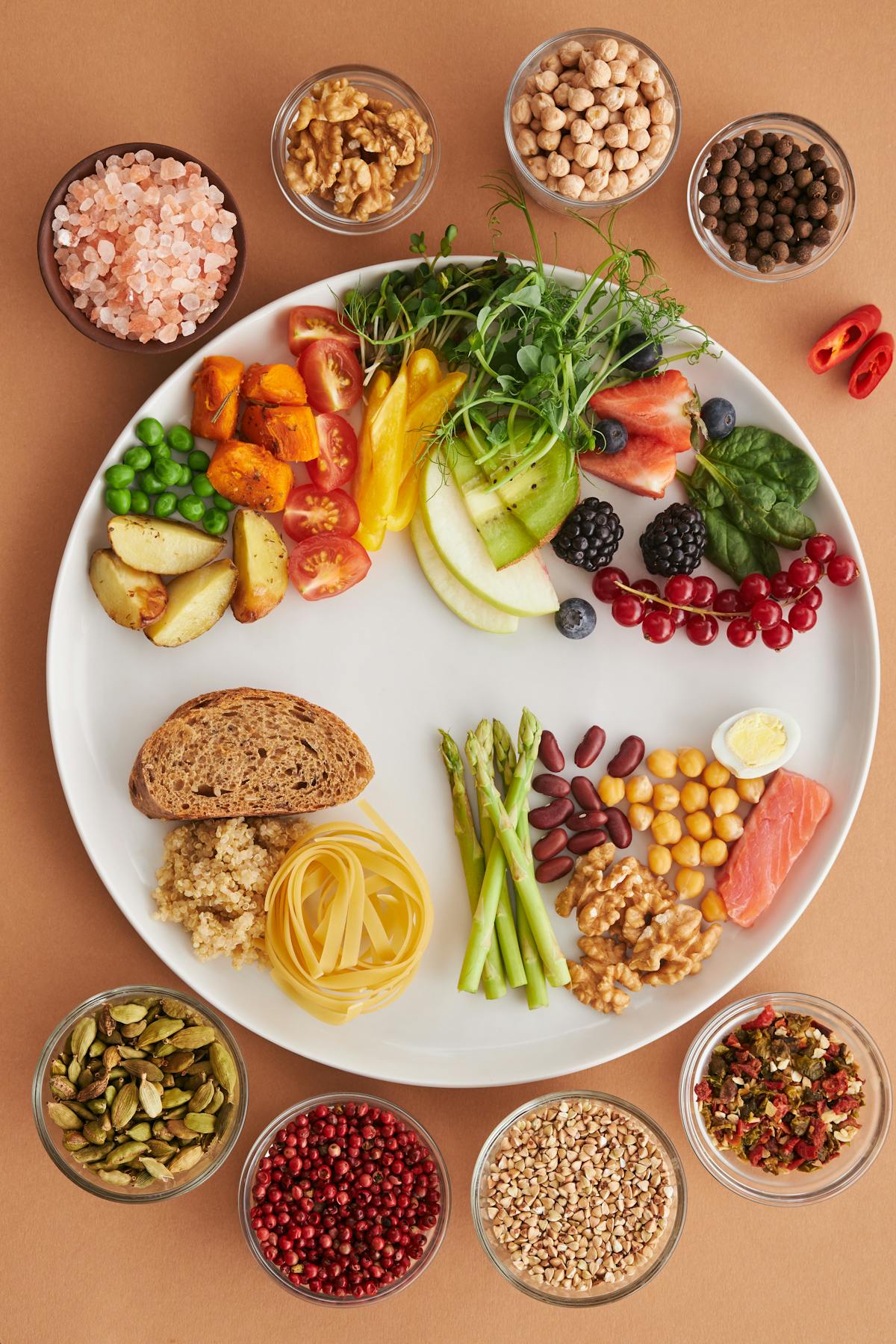 Mesa com variedade de alimentos saudáveis: frutas, vegetais, grãos integrais, leguminosas e oleaginosas