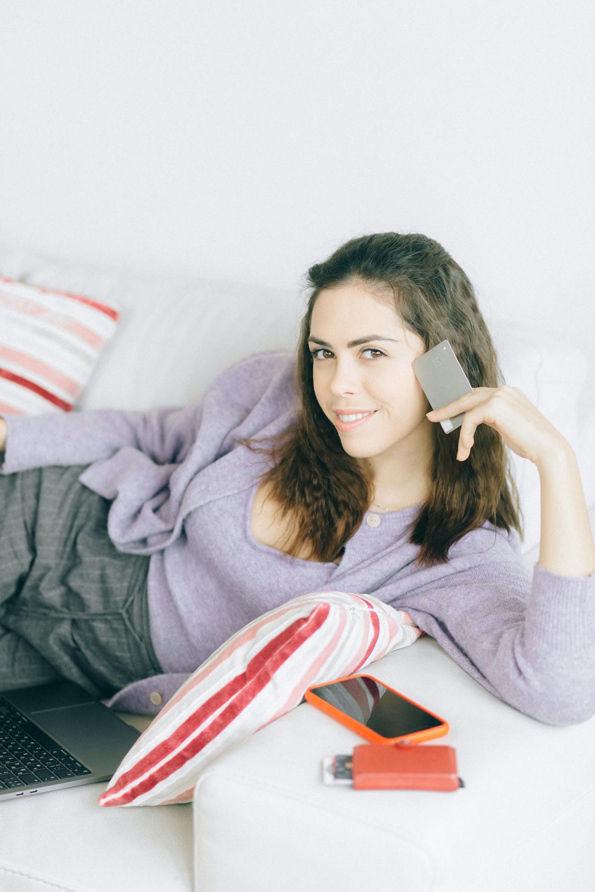 Mulher deitada na cama descansando em sono profundo e tranquilo
