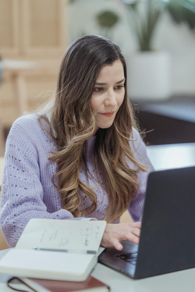 Mulher concentrada trabalhando no laptop