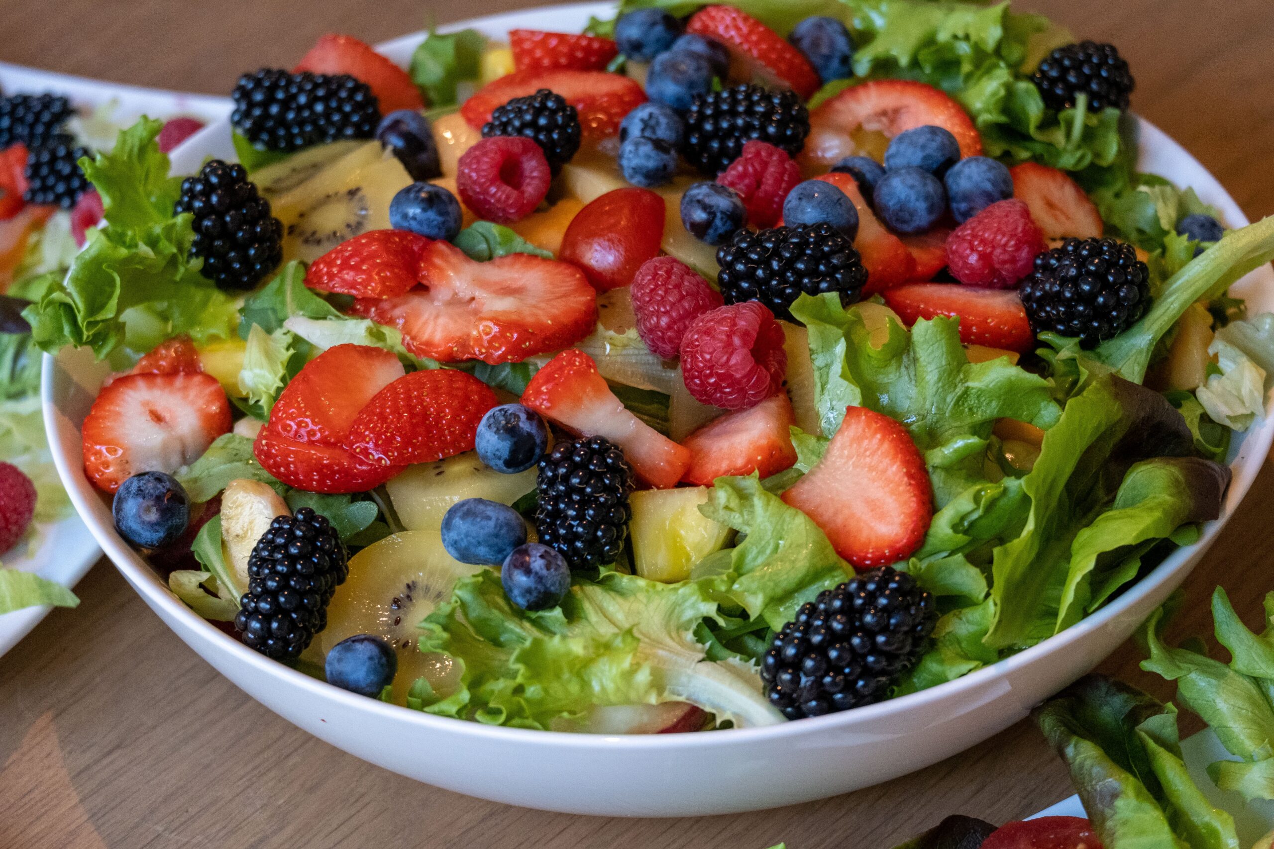 Tigela com frutas frescas fatiadas, fonte de doçura natural