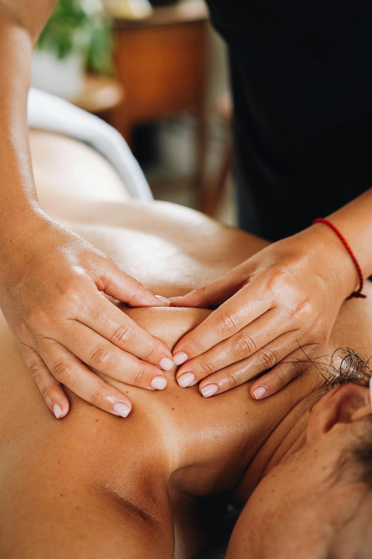 Pessoa recebendo massagem relaxante em momento de descanso e autocuidado
