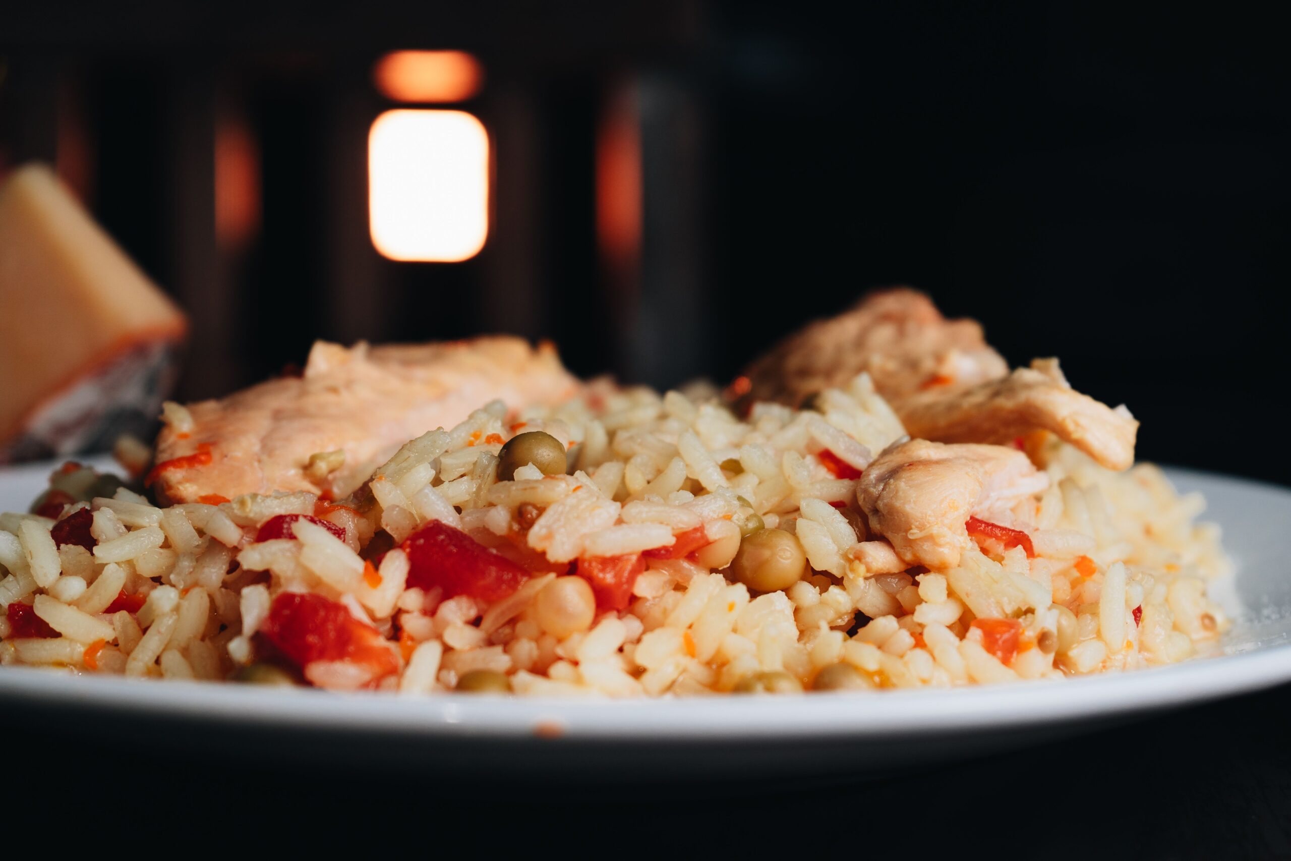 Prato de almoço com arroz, frango desfiado e legumes coloridos