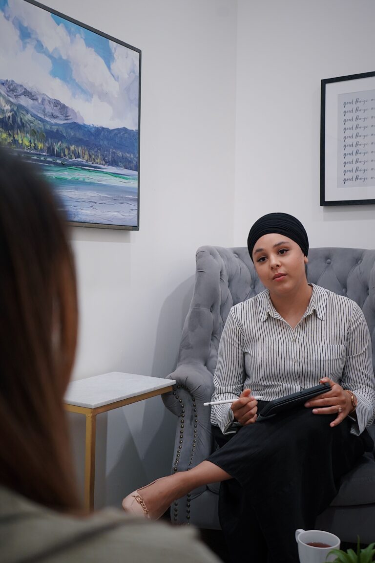 Mulher conversando com uma psicóloga durante sessão de terapia
