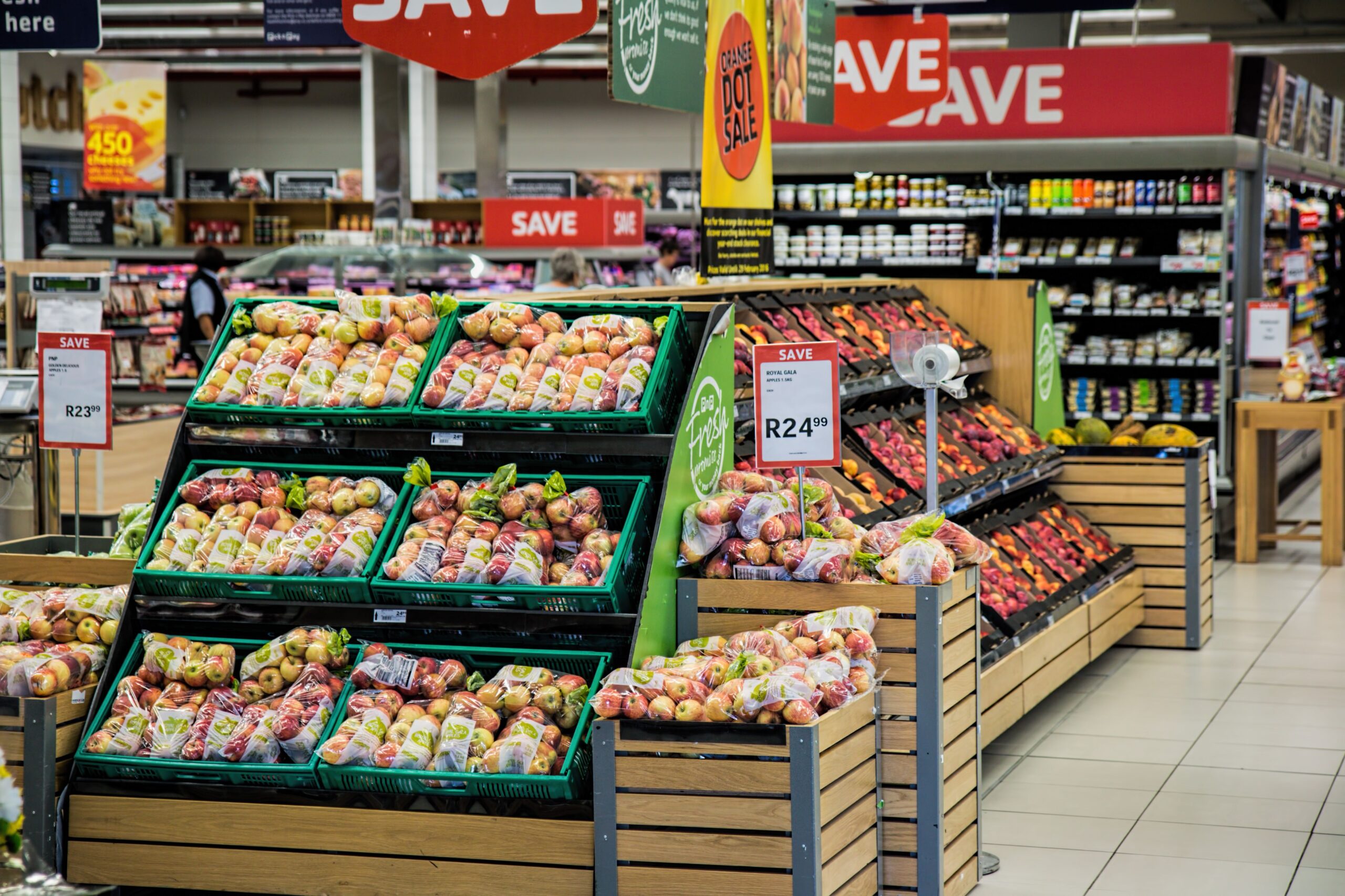 Corredor de mercado com alimentos embalados nas prateleiras