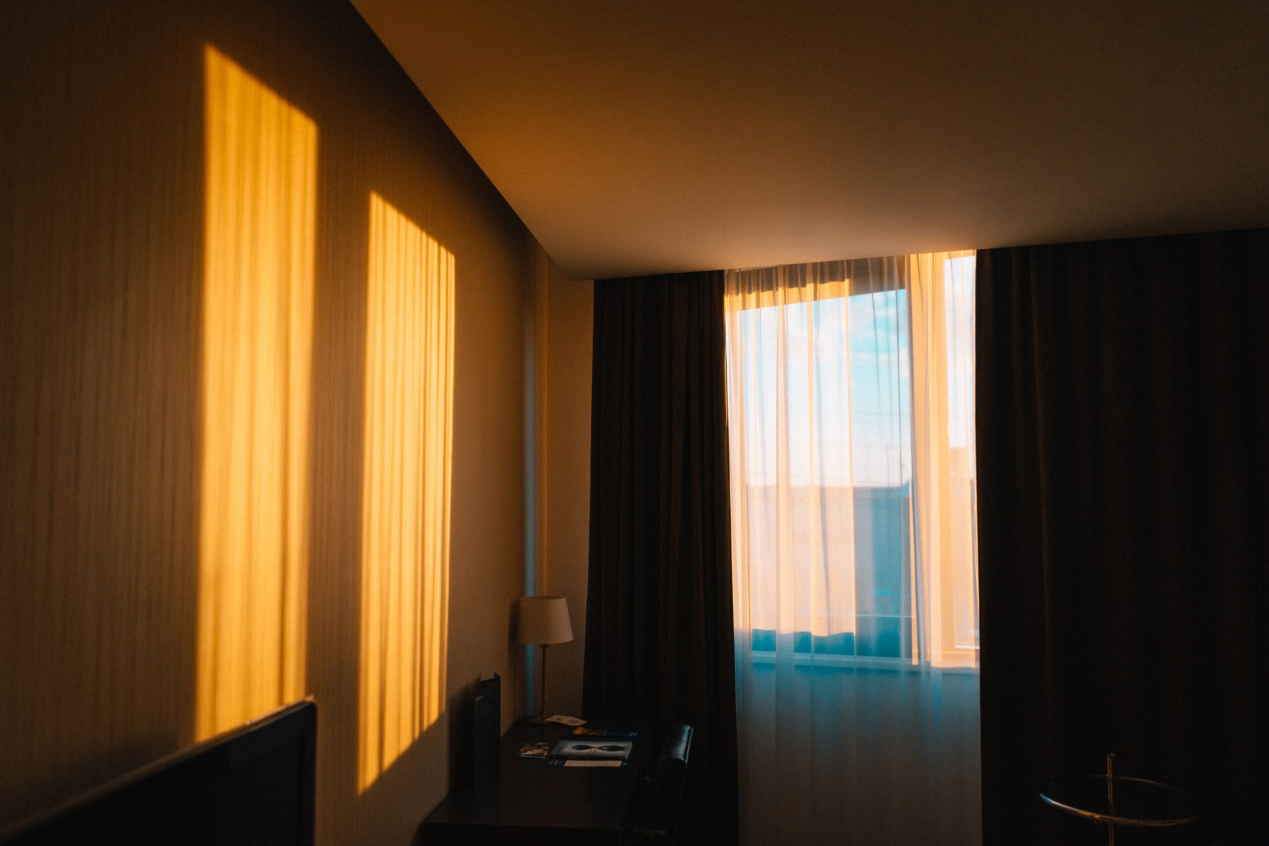Cortinas cobrindo a janela de um quarto claro