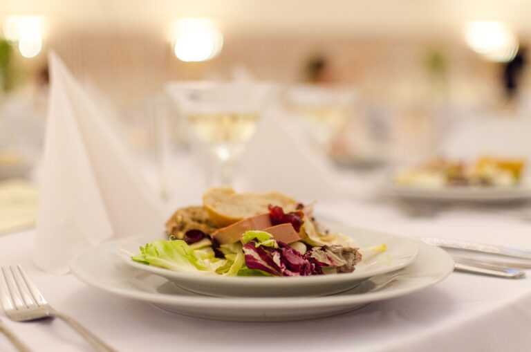 Prato de comida servido sobre a mesa de um restaurante