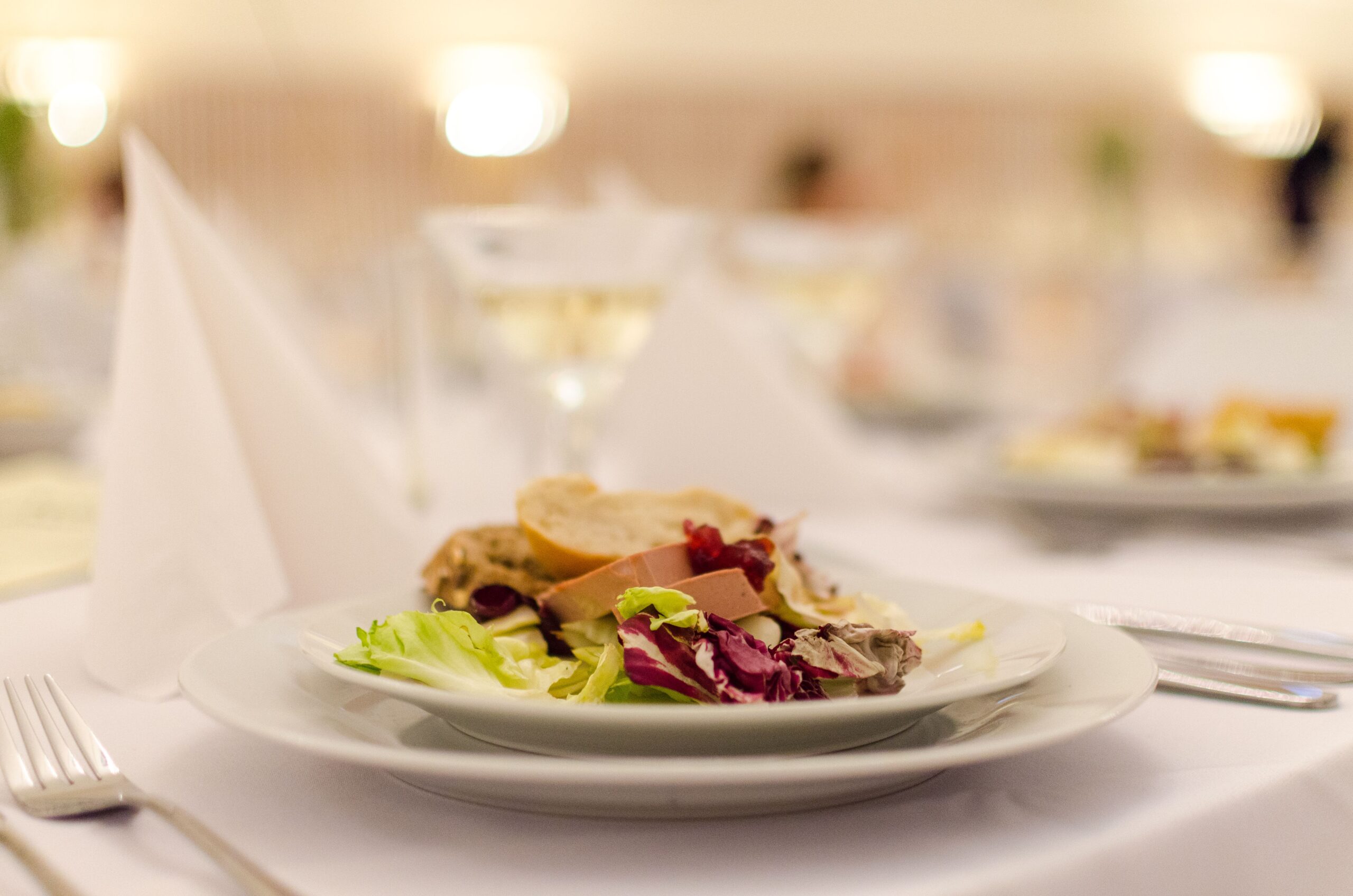 Prato de comida servido sobre a mesa de um restaurante