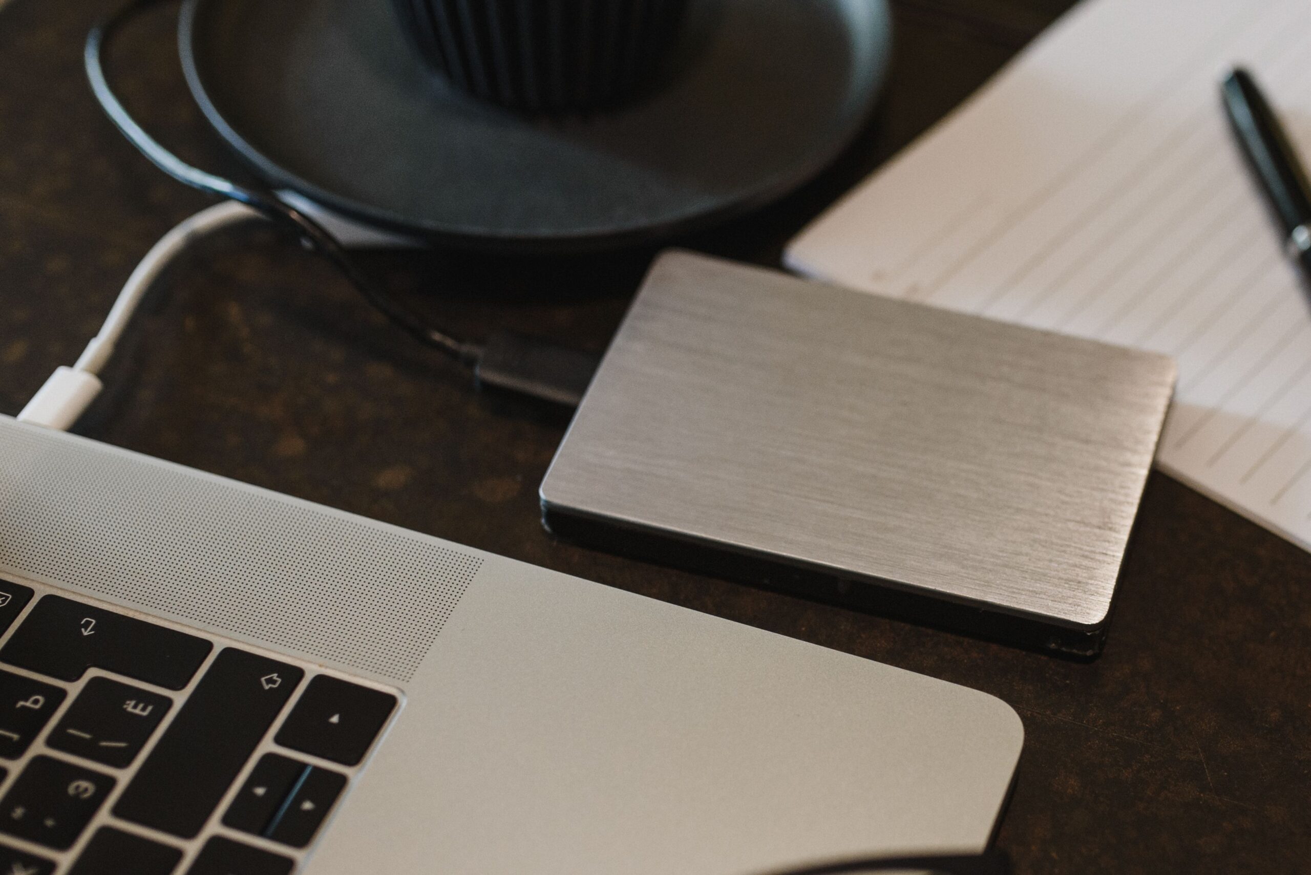Disco rígido portátil conectado a um notebook sobre a mesa