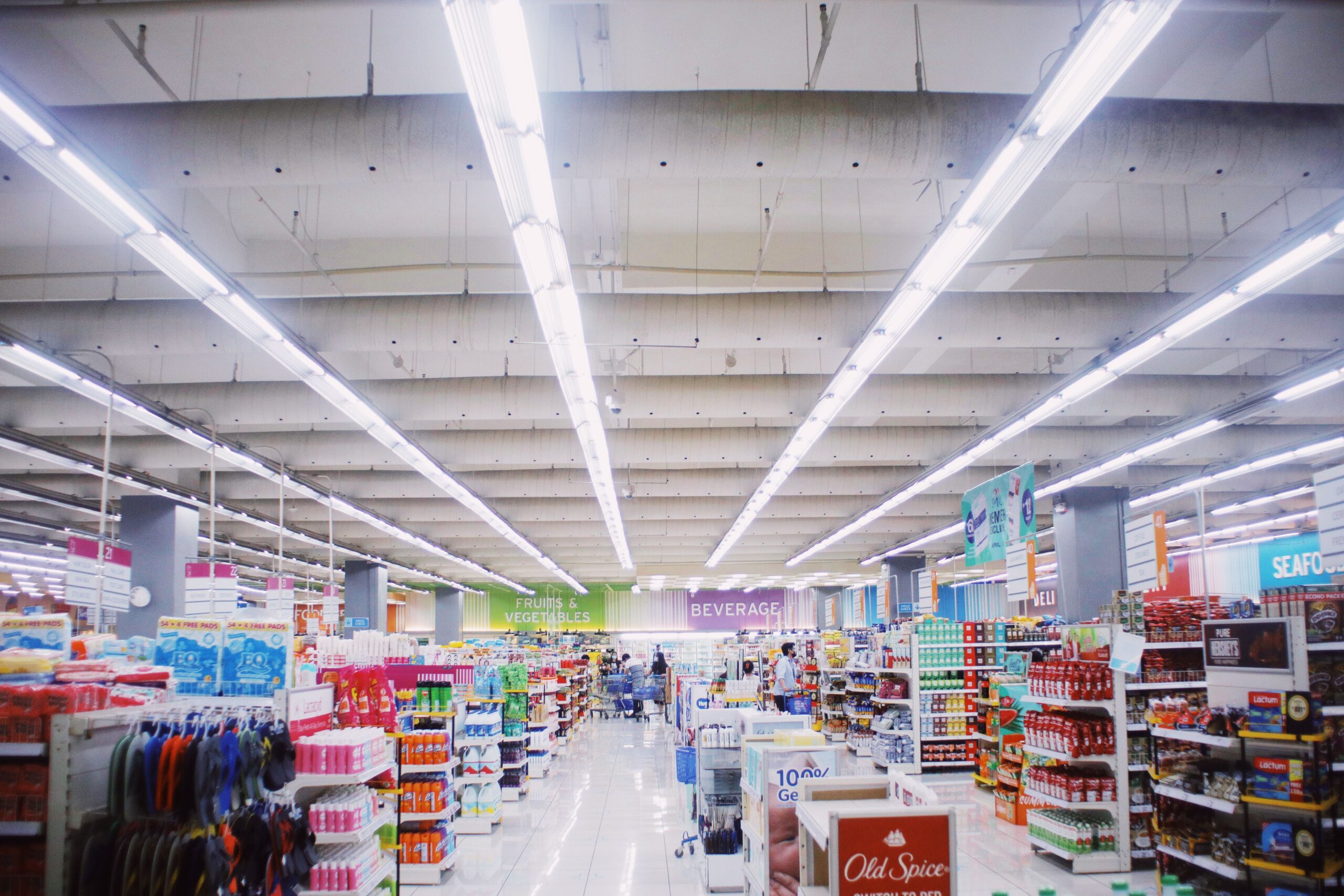 Prateleiras de supermercado com produtos embalados variados