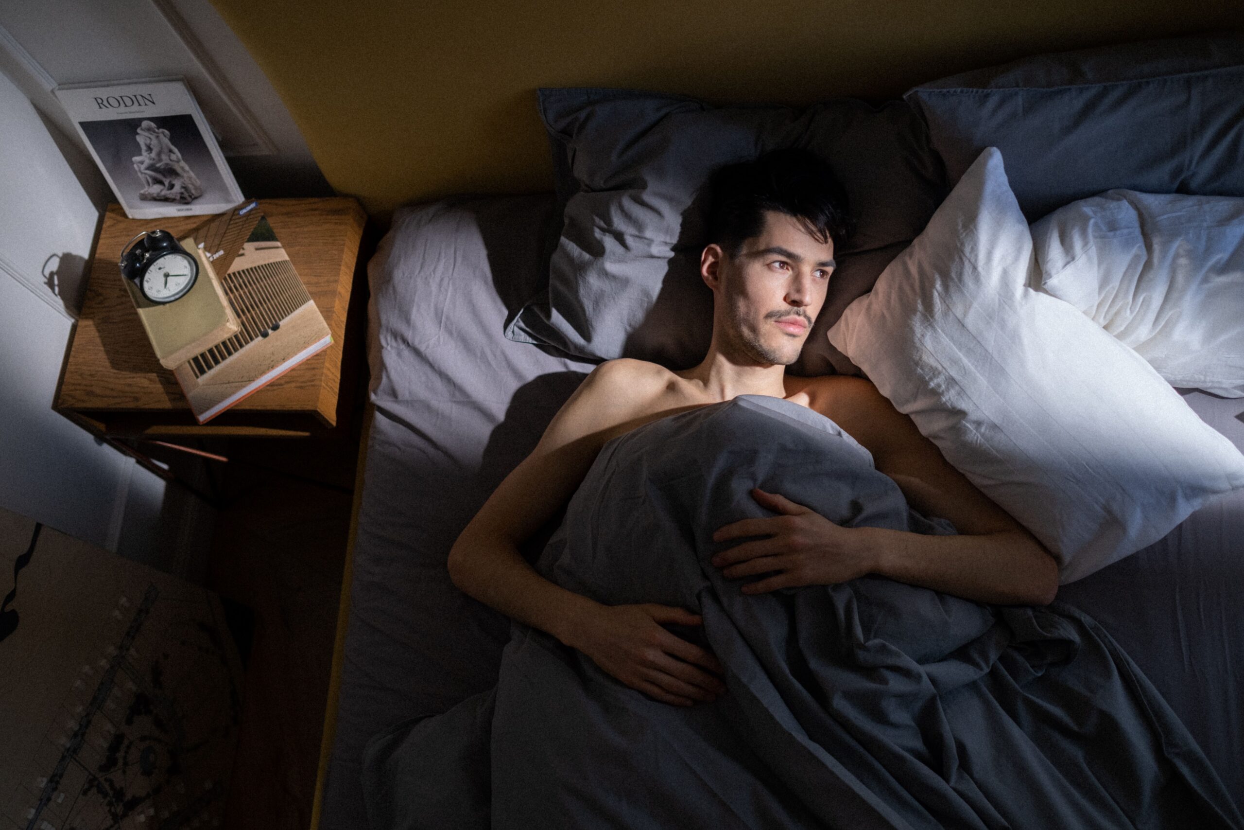 Pessoa deitada na cama nos primeiros minutos após acordar